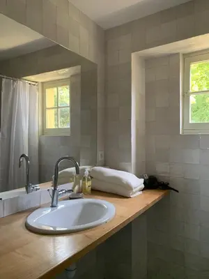 Salle de bains dans l'établissement Maison au calme en Bourgogne - Jardin, Tennis & Vélo