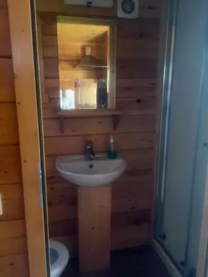 Salle de bains dans l'établissement La Roulotte au Paradis