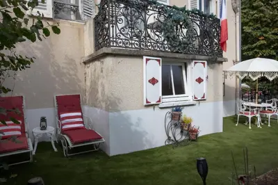 Jardin de l'établissement Au Petit Chateau les Bains a Thermen Morvan