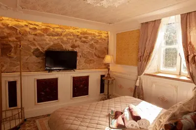 Télévision ou salle de divertissement dans l'établissement Au Petit Chateau les Bains a Thermen Morvan