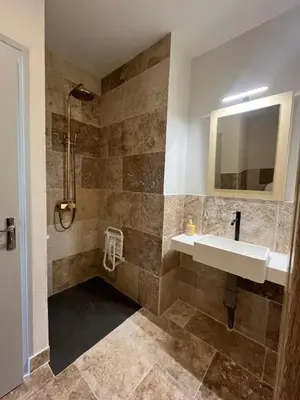 Salle de bains dans l'établissement Frêne