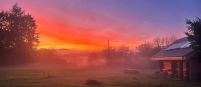 Lever ou coucher de soleil vu de le séjour chez l'habitant ou à proximité