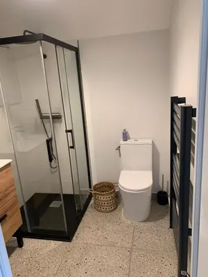 Salle de bains dans l'établissement Léon et Victor