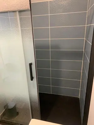 Salle de bains dans l'établissement Léon et Victor