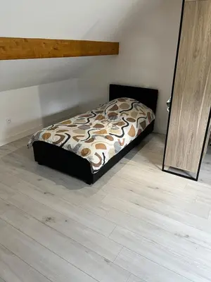 Un ou plusieurs lits dans un hébergement de l'établissement Maison f3 neuve et climatisée