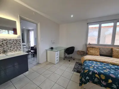 Un ou plusieurs lits dans un hébergement de l'établissement Rive gauche Rive droite Appartements Cosy très bien situés