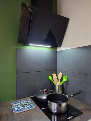 Cuisine ou kitchenette dans l'établissement Studio refait à neuf, proche gare et centre-ville