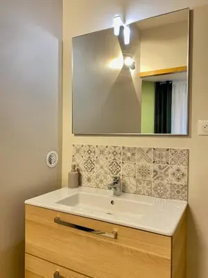 Salle de bains dans l'établissement L échappée semuroise de Léane