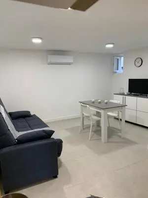 Coin salon dans l'établissement Grand studio climatisée