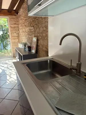 Cuisine ou kitchenette dans l'établissement Cosy à la campagne