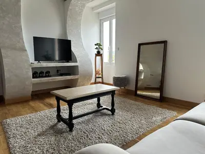 Télévision ou salle de divertissement dans l'établissement Grand logement lumineux Morvan Lac Settons