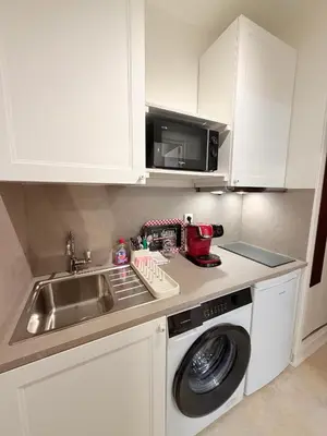 Cuisine ou kitchenette dans l'établissement Amiral des Ducs