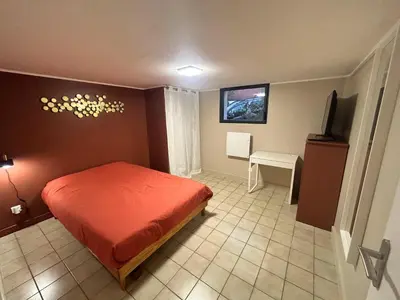 Un ou plusieurs lits dans un hébergement de l'établissement Chambre au calme parc de la colombière