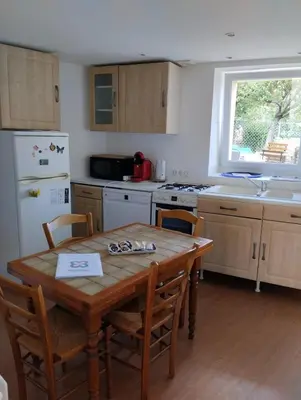 Cuisine ou kitchenette dans l'établissement Les 4c-calm-central-close to Prenois circuit