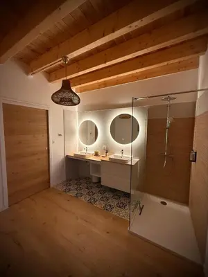 Salle de bains dans l'établissement Gîte La petite Reine de l Ouche