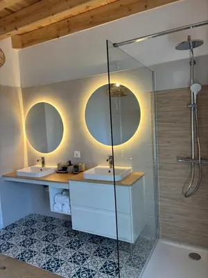 Salle de bains dans l'établissement Gîte La petite Reine de l Ouche