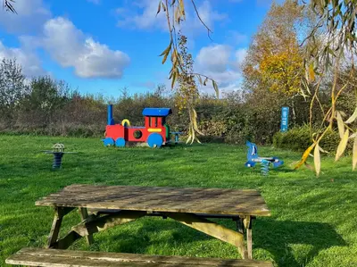 Aire de jeux pour enfants de l'établissement Appartement détente, piscine - sauna - vue sur le golf