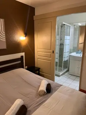 Un ou plusieurs lits dans un hébergement de l'établissement Appartement détente, piscine - sauna - vue sur le golf