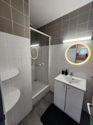 Salle de bains dans l'établissement La Chambre de Sophie - Studio et garage au calme, proche centre ville