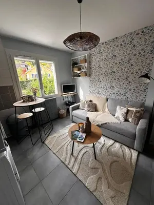 Coin salon dans l'établissement La Chambre de Sophie - Studio et garage au calme, proche centre ville