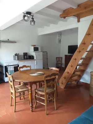 Cuisine ou kitchenette dans l'établissement Charmant gîte à 3km du Lac de Pannecière