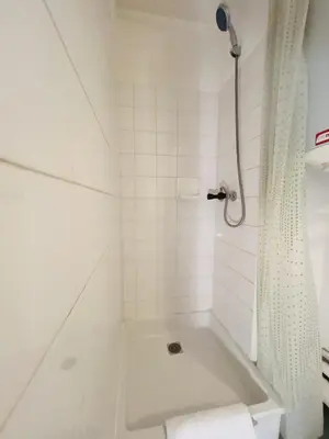 Salle de bains dans l'établissement Numéro 119- Studio Sacré Cœur Proche Basilique