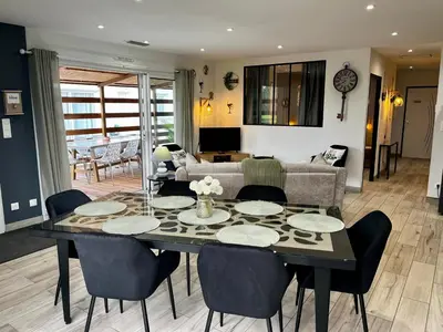 Coin salon dans l'établissement Maison chic et paisible, terrasse, spa et campagne