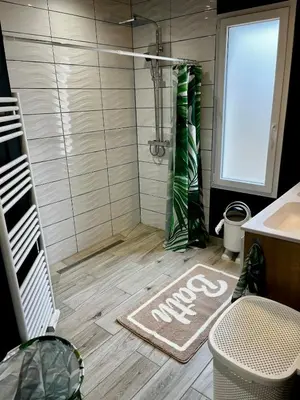 Salle de bains dans l'établissement Maison chic et paisible, terrasse, spa et campagne