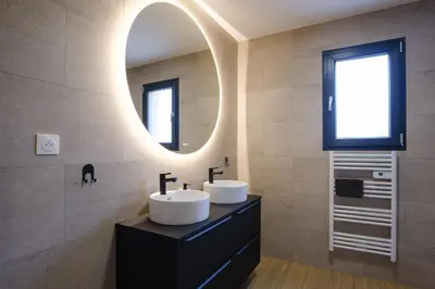 Salle de bains dans l'établissement Maison spacieuse au calme - parking privé - 8 personnes