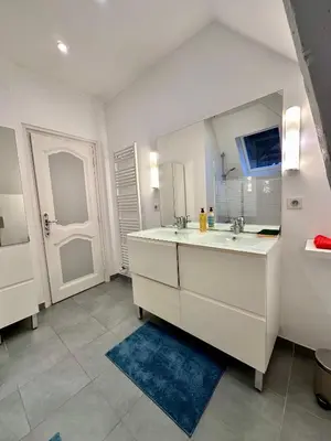 Salle de bains dans l'établissement Villa Alexandre III