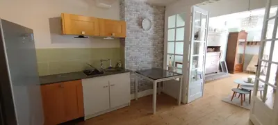 Cuisine ou kitchenette dans l'établissement Jura entre Lacs et Montagnes Charmant studio cosy de 38 m2