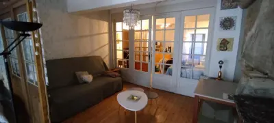Coin salon dans l'établissement Jura entre Lacs et Montagnes Charmant studio cosy de 38 m2