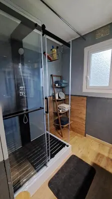 Salle de bains dans l'établissement La Vernoisienne dans le Jura