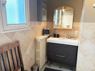 Salle de bains dans l'établissement Chez Ludo - Dijon - Maison & jardin proche tramway et centre ville