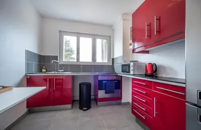 Cuisine ou kitchenette dans l'établissement Warhol Vibes - Couleurs et confort avec garage