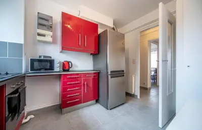 Cuisine ou kitchenette dans l'établissement Warhol Vibes - Couleurs et confort avec garage