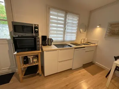 Cuisine ou kitchenette dans l'établissement La Petite Maison en Ville