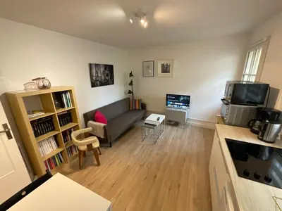 Télévision ou salle de divertissement dans l'établissement La Petite Maison en Ville
