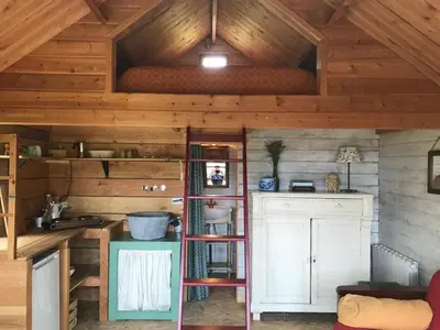 Cuisine ou kitchenette dans l'établissement Cabane Au bois du Haut Folin