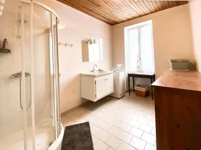 Salle de bains dans l'établissement Sunny 3BR Apt