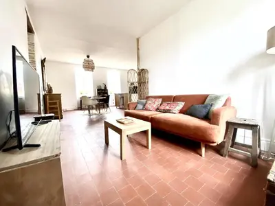 Télévision ou salle de divertissement dans l'établissement Sunny 3BR Apt
