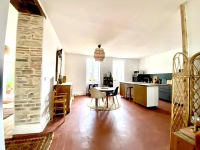 Cuisine ou kitchenette dans l'établissement Sunny 3BR Apt