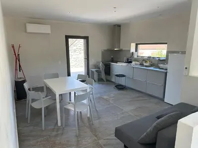 Cuisine ou kitchenette dans l'établissement Appartement indépendant jusqu'à 10 personnes