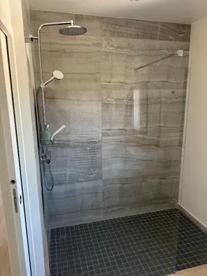 Salle de bains dans l'établissement Appartement indépendant jusqu'à 10 personnes