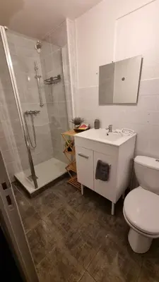 Salle de bains dans l'établissement Champvans centre - Appartement calme et tout confort en plein centre du village