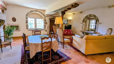 Coin salon dans l'établissement Château de Coraboeuf - Gîte de la Marquise
