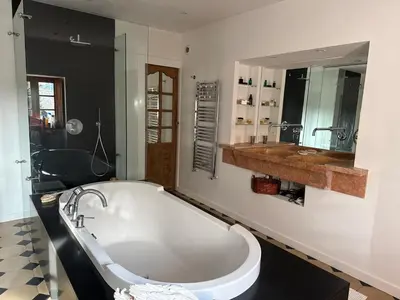 Salle de bains dans l'établissement Clos la Rolline