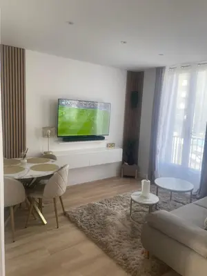 Télévision ou salle de divertissement dans l'établissement Appartement Jacuzzi proche Cité Gastronomique