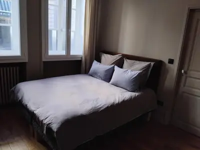 Un ou plusieurs lits dans un hébergement de l'établissement Suite confortable plein cœur du village
