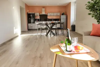 Cuisine ou kitchenette dans l'établissement L'appart 1807 - Spacieux et calme - Parking